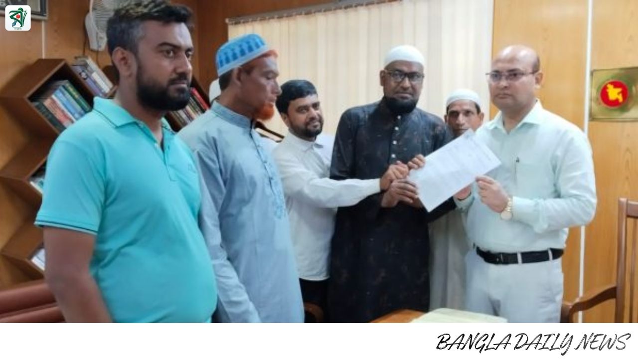 চাঁপাইনবাবগঞ্জে মাদ্রাসা জাতীয়করণের দাবিতে স্মারকলিপি