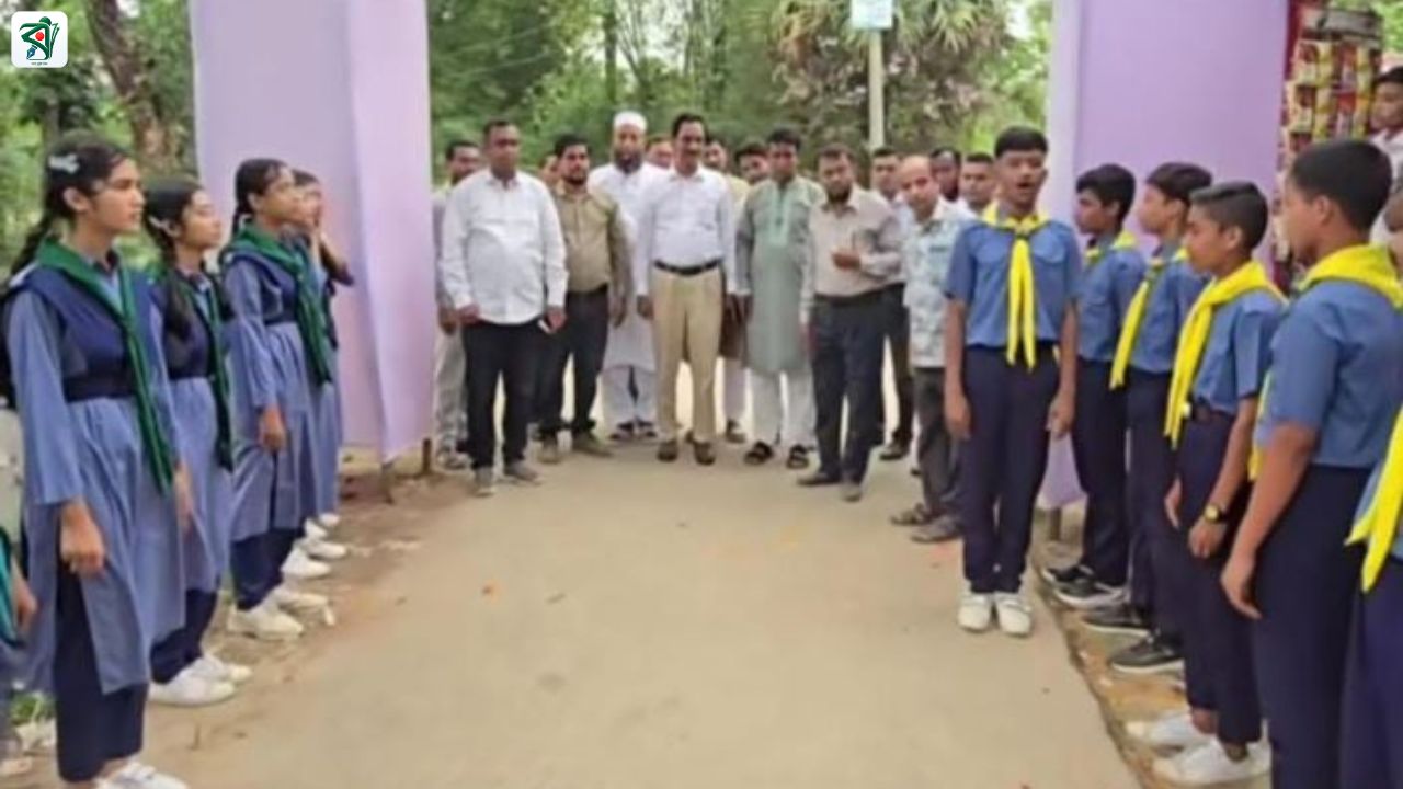 ফেনীতে শিক্ষার্থীদের দিয়ে ভিআইপি সংবর্ধনা, জেলা পরিষদ প্রশাসককে ঘিরে সমালোচনা