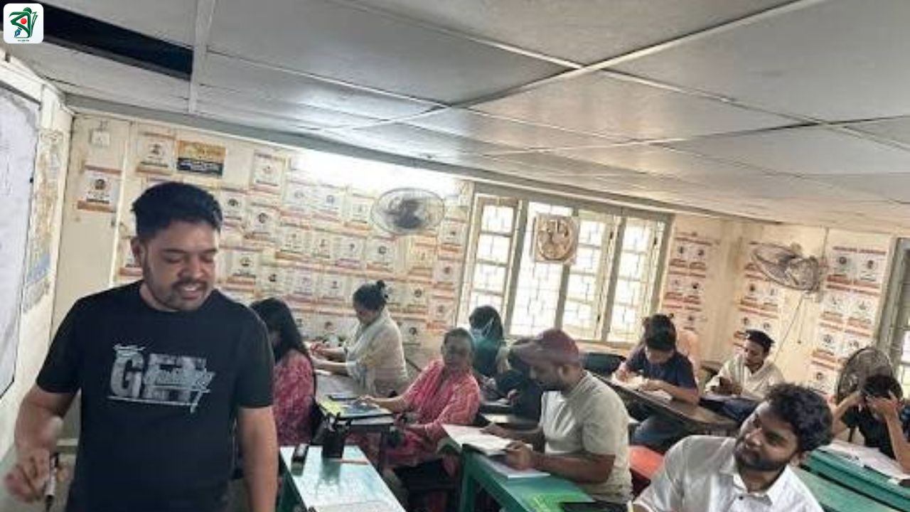 শিক্ষা মন্ত্রী জানালেন: স্কুল-কলেজে ইনহাউজ কোচিংয়ে শিক্ষকেরা টাকা নিতে পারবেন