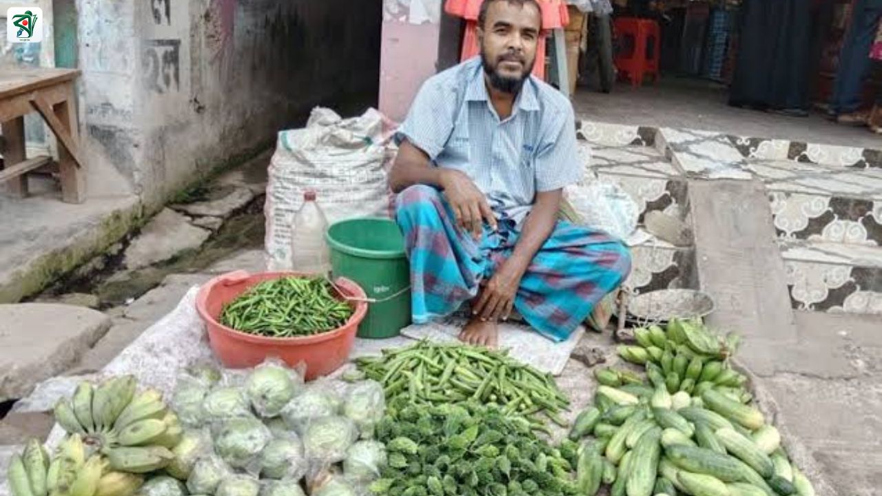 ২৬ বছর শিক্ষকতা করেও বেতন পাননি, বিকেলে সবজি বিক্রি করেন কাইউম