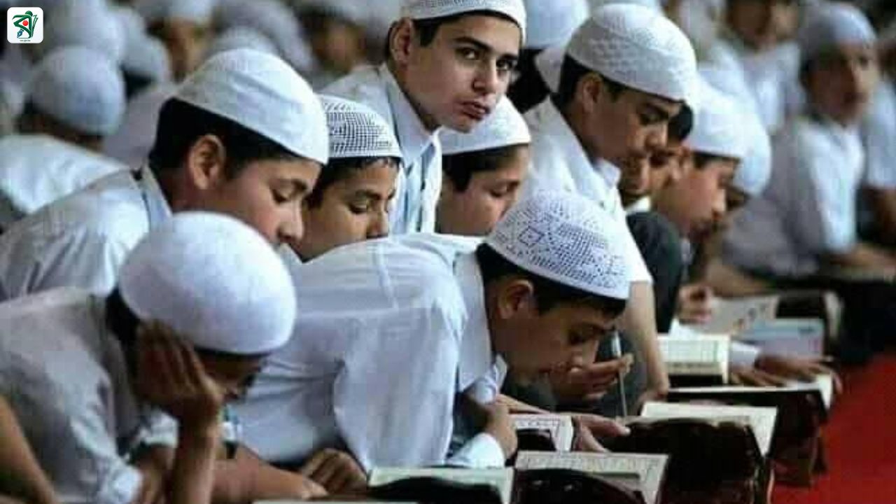 স্বতন্ত্র ইবতেদায়ি মাদরাসার শিক্ষার্থীরা বাদ, ড্রেস ও জুট ব্যাগ প্রদানে বৈষম্য